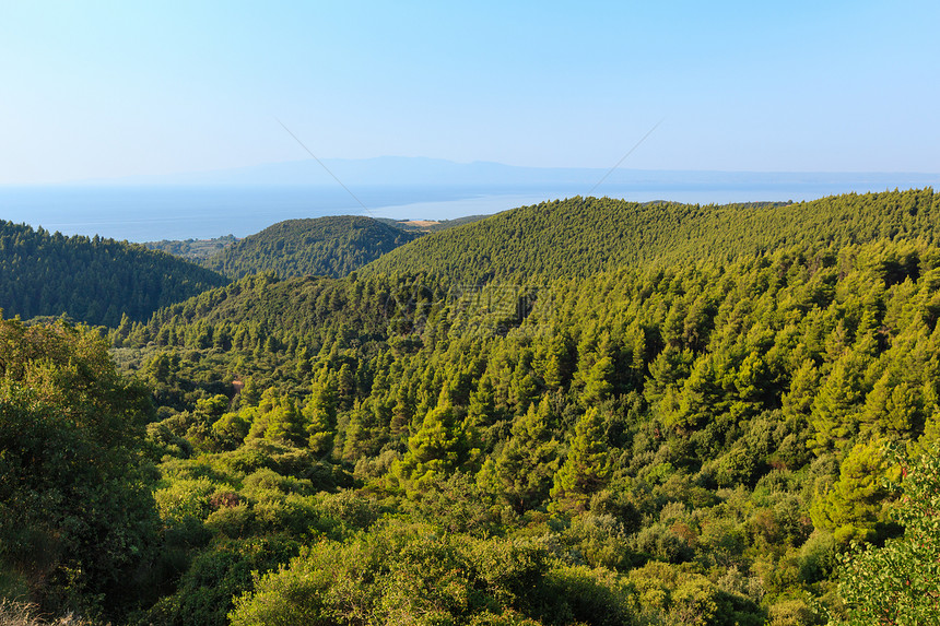 美丽的夏季海景与木质岸从Athos半岛看西多尼亚以薄雾为背景Halkidiki希腊图片