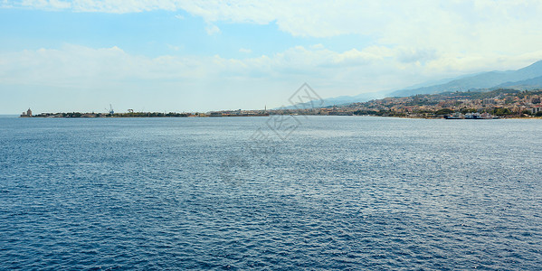 从渡轮一侧到意大利西里岛的梅纳海堤和岸线的景象图片