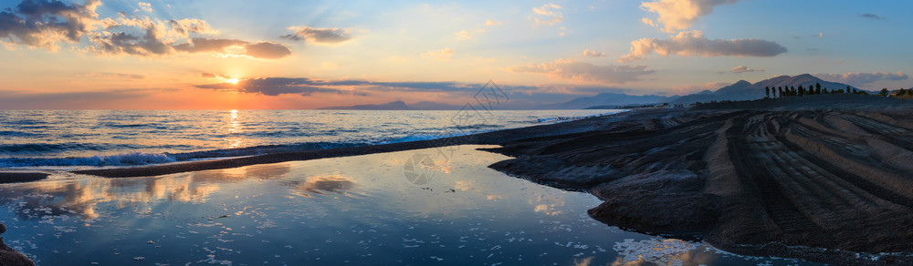 美丽的风景海滩上热带的日落图片般的天空在水中反射高清图片