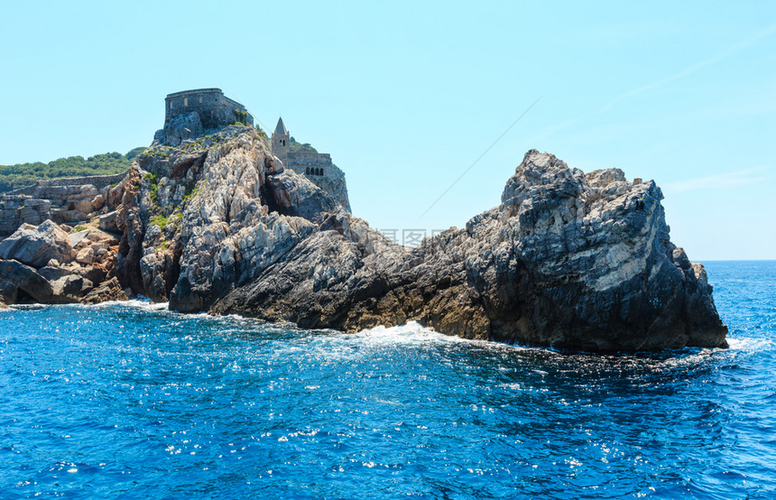 多利亚城堡和圣彼得罗教堂位于岩石海岸意大利利古里亚辛克特雷附近的Portovenere图片