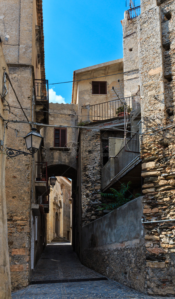 FiumefreddoBruzio街意大利最美丽的村庄之一位于Tyrrhenian海岸上山顶意大利卡拉布里亚科森萨省图片