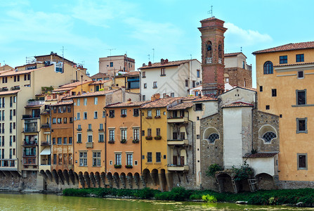 意大利首都托斯卡尼地区佛罗伦萨阿诺河上方的中世纪房屋图片