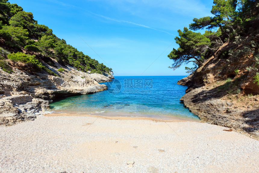 夏季贝亚德拉佩戈拉小平静宁静的海滩加加诺半岛在普利亚意大利图片