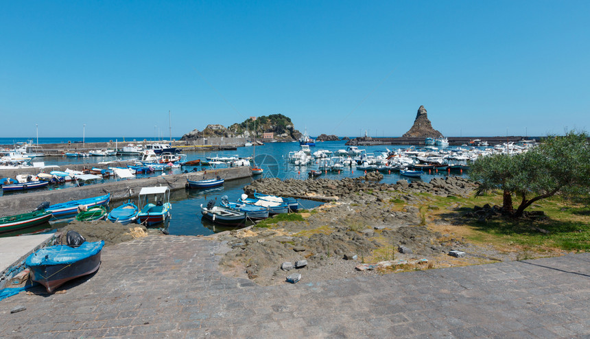 AciTrezzaMarinadeiCiclopi船港西里岛意大利西里岛卡塔尼亚以北10公里西岛和后面的独眼巨人群岛Lachea图片