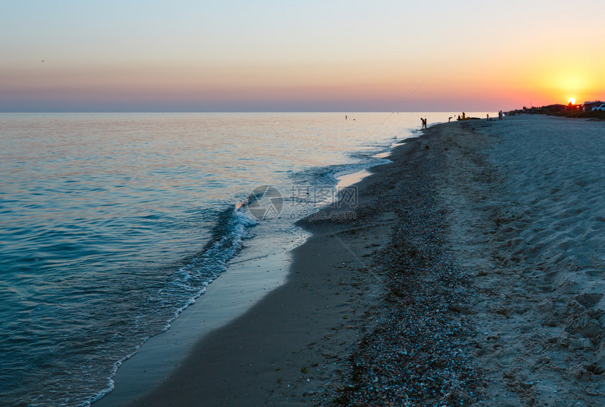 在阿佐夫海滨沙滩拉祖恩赫森地区乌克兰沙原草上自食其力地露营日落人们无法辨认图片