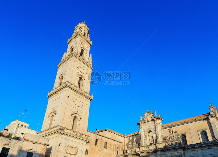 莱切大教堂位于意利莱切的杜奥莫广场是盐碱半岛的主要城市是意大利脚跟的次直角图片