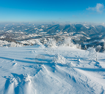 清晨冬季平静的山地景观坡上有美丽的霜冻树木和滑雪场喀尔巴阡山乌克兰图片