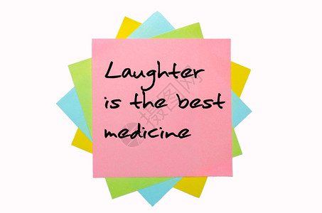 文字笑是最好的药用手字写在一堆彩色粘贴笔记上背景图片