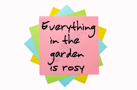 在花园里的所有东西都是玫瑰色的用手字写在一堆彩色粘贴笔记上图片