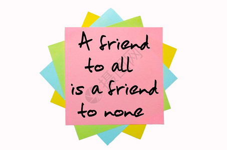 文字所有的人朋友是一无处的朋友由手写在一堆彩色粘贴笔记上的字体写成图片