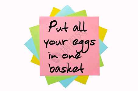 文字本将所有你的鸡蛋放入一个篮子中用手字体写在一堆彩色粘贴笔记上图片