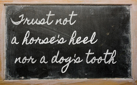 黑字板写作不相信马的脚跟和狗牙齿图片