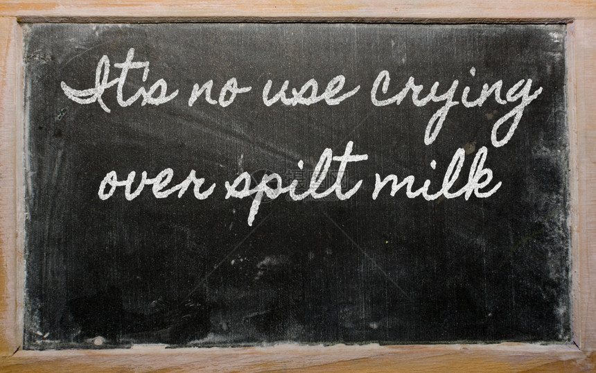 笔迹黑板写作哭泣在喷洒的牛奶上是没有用的图片