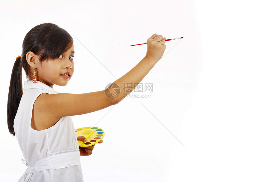 白墙上画的年轻女孩艺术家图片