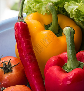 甜椒蔬菜的意思是红黄色的胡椒和红黄色的胡椒背景图片