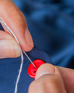 代表制衣师缝纫按钮和服装图片