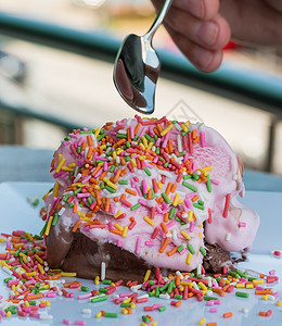 草莓冰淇淋露冻酸奶和淇淋背景图片