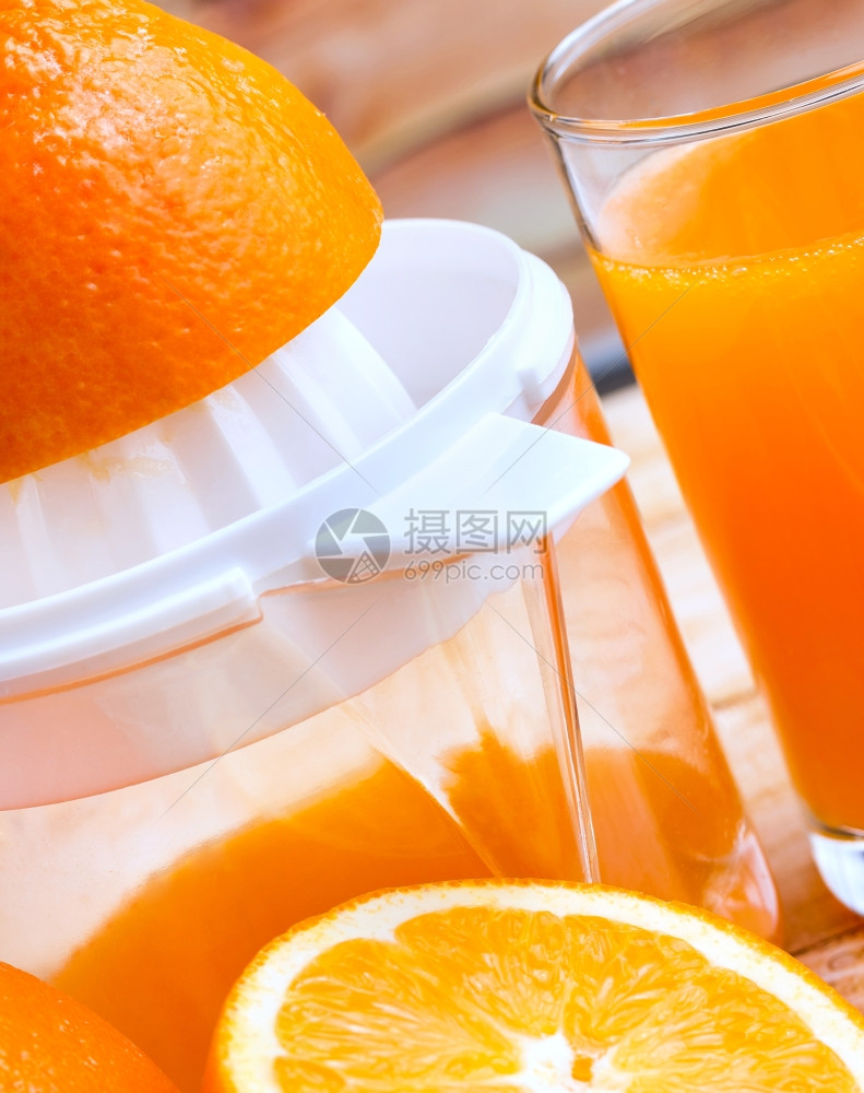 新鲜挤压的橙子表示维生素C和有机图片