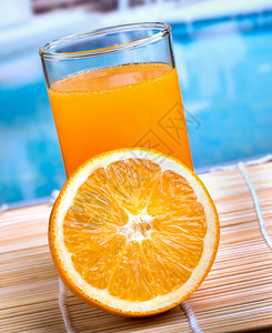 橙汁饮料显示液体甜和橙子图片