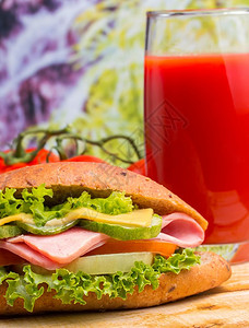 健康沙拉卷和一杯新鲜番茄汁图片