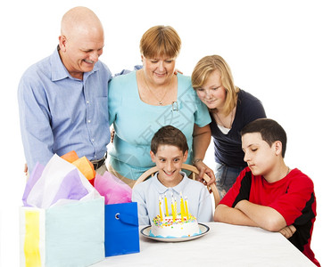 家人庆祝一个小男孩的生日图片
