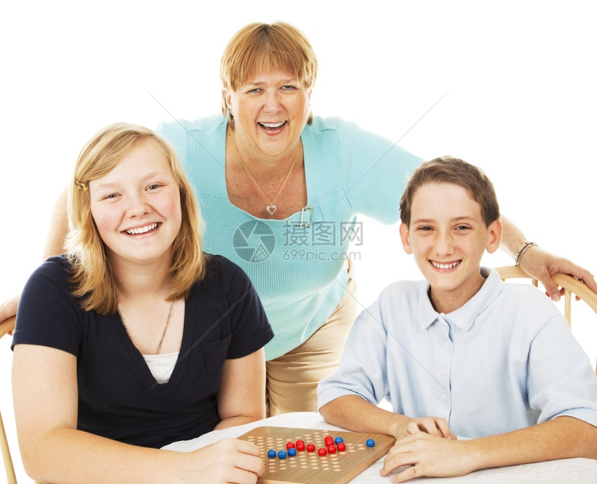 妈和两个孩子玩棋盘游戏得很开心孤立的白人图片