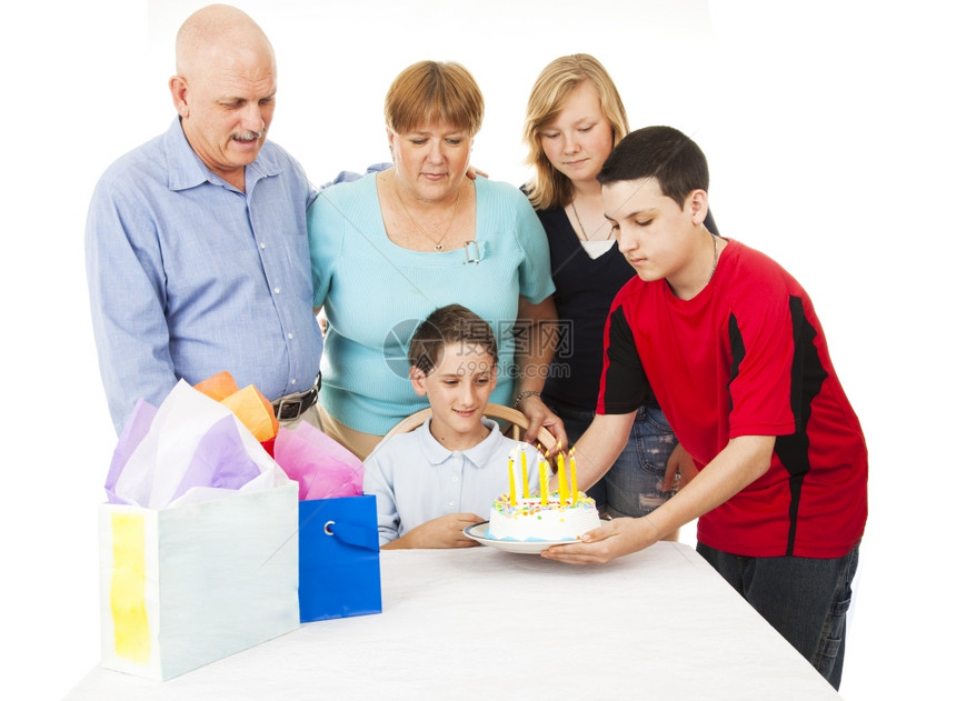 家庭为可爱的小男孩办生日派对白种背景图片