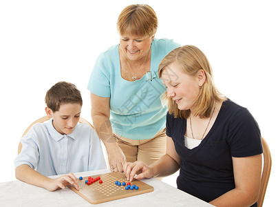 母亲和两个孩子在玩游戏孤立的白种人图片