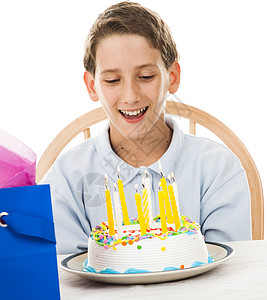 可爱的小男孩准备吹熄生日蛋糕上的蜡烛白色背景高清图片