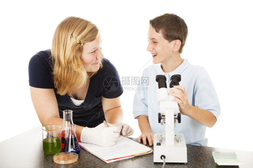 科学班的生通过显微镜和笔记来观察图片