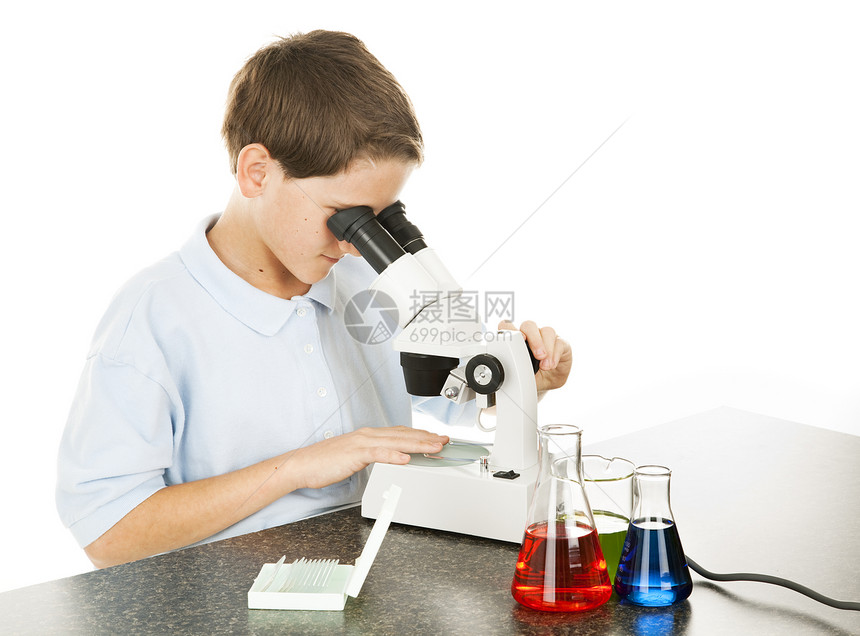 学校实验室的男生透过显微镜看白色背景图片
