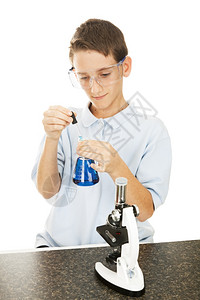 可爱的男生准备在显微镜下检查一种化学物质图片
