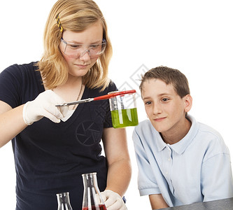 两个孩子在化学课上做科实验白人背景图片