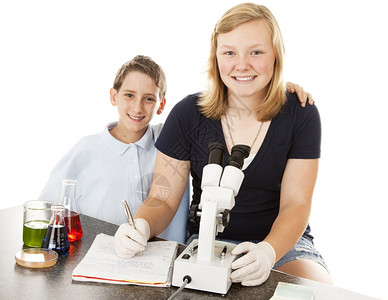 在校儿童显微镜下进行科学实验和检查结果图片