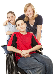 残疾男孩与兄弟姊妹一起坐在轮椅上孤立怀特岛上图片