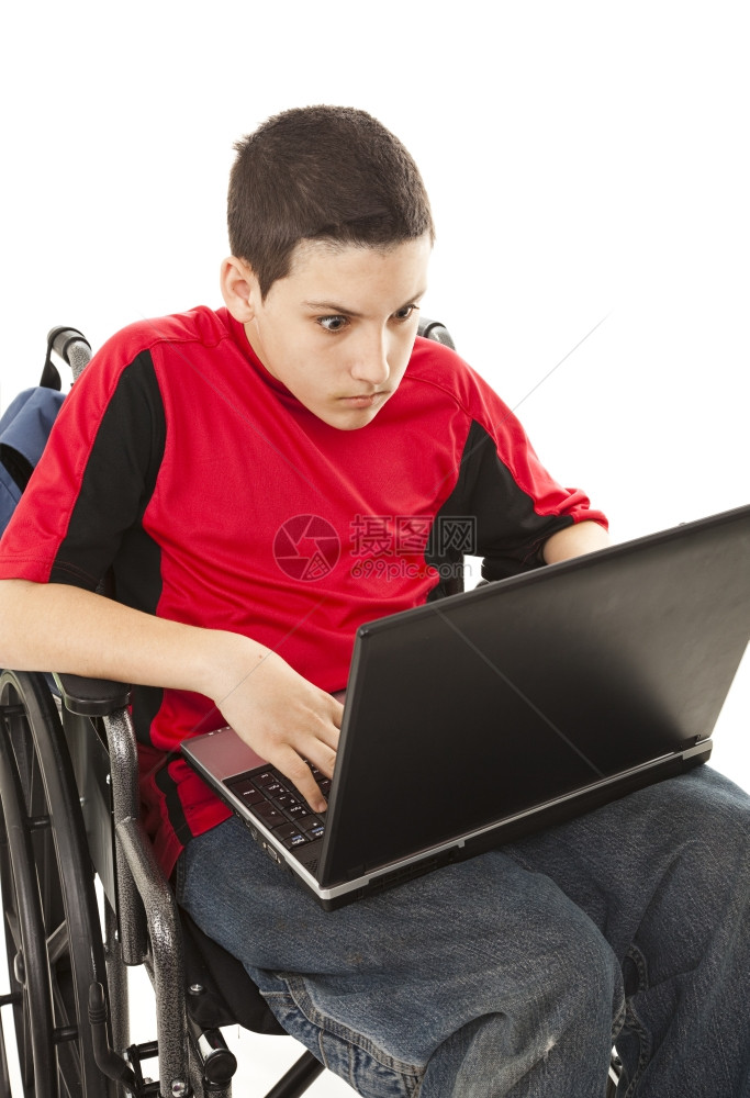 残疾青少年在他的笔记本电脑上看到令人震惊的内容图片