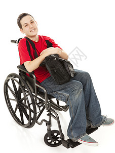 残疾的少年男孩带着背包坐在轮椅上全身都是白的背景图片