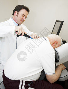 使用现代电子工具来调整病人的背部和老年图片