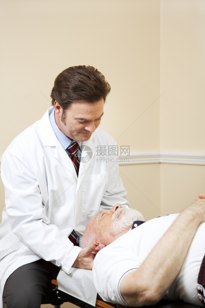 脊髓科医生调整了一位老年男病人的颈部图片