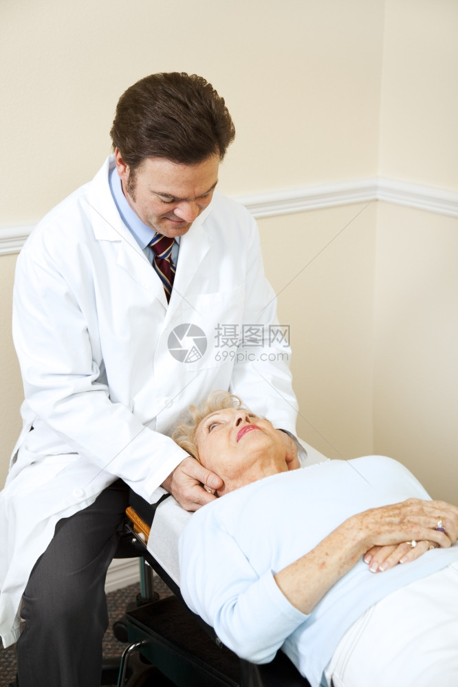老年女人的颈部会被一个爱护的脊椎按摩师调整图片
