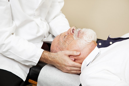 一位脊椎颈部高级病人的脊椎颈部调整按摩师的缝合图片