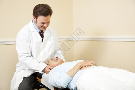 一位老年女病人的颈部调整图片