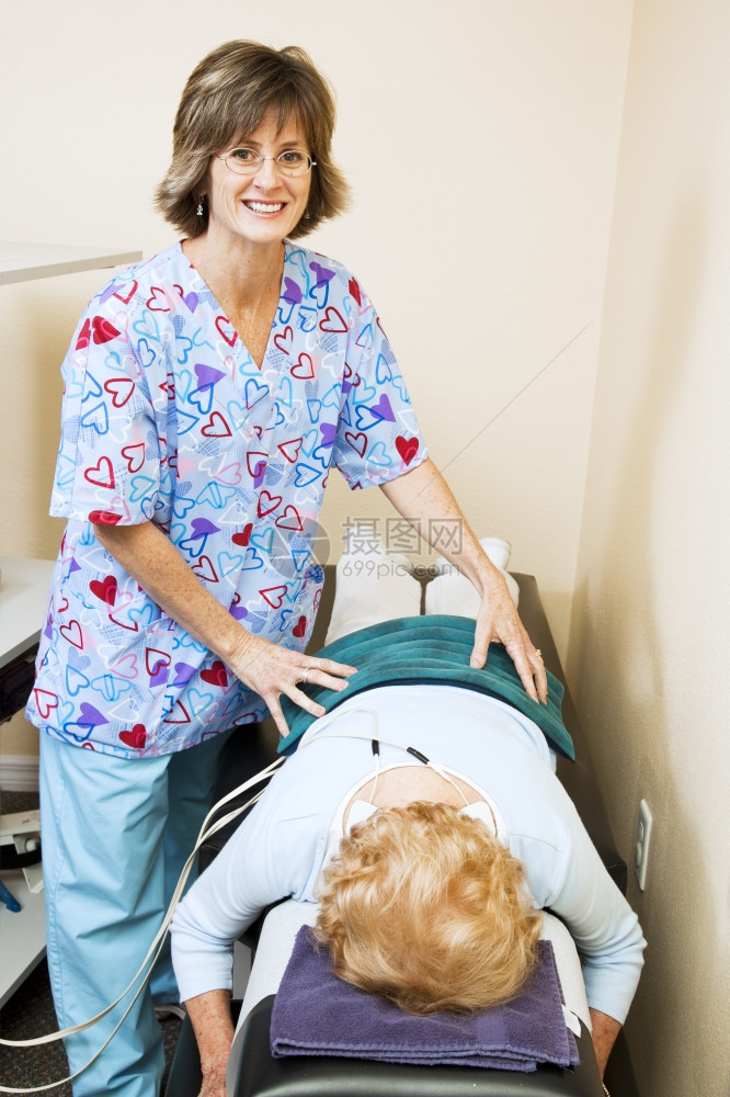快乐的理疗师喜欢和脊髓炎病人一起工作图片