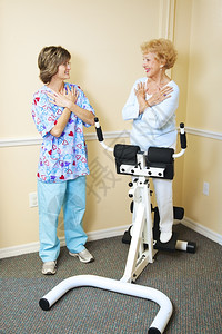 物理治疗师和一个脊椎病人起工作以提高脊椎的灵活图片