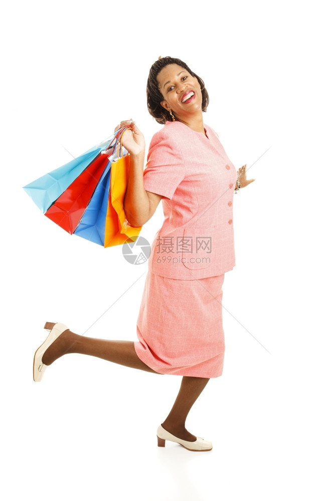 快乐的非洲美国女人与她的购物袋一起跳过图片