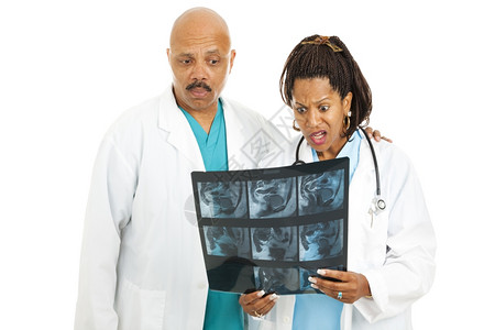 两名非美裔医生因在CAT扫描结果中看到的情况而震惊图片