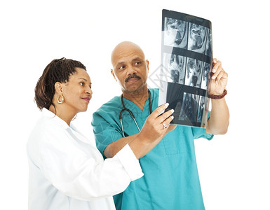 两名医生检查病人的X光结果图片
