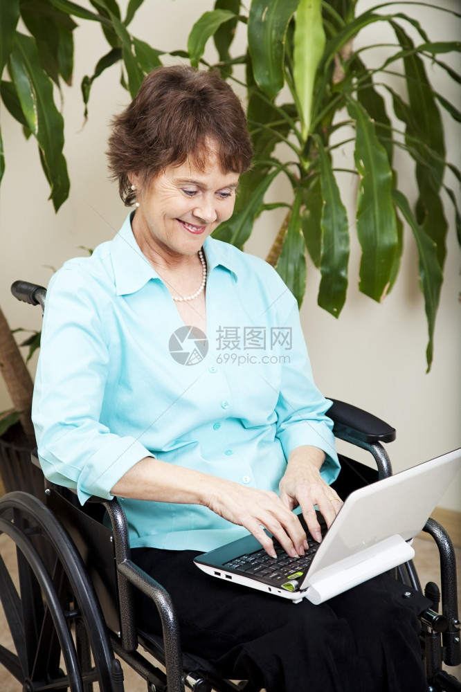 残疾女商人使用微小的网书电脑图片