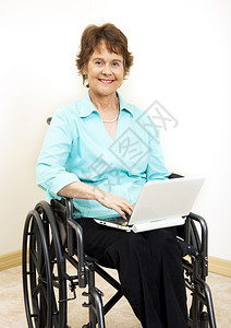 坐在轮椅上的残疾妇女打网书电脑字图片