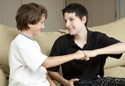 Teen和他的弟互相亲切的拳击图片